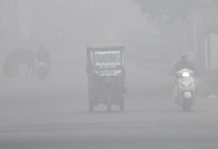 घने कोहरे का डबल असर: ठिठुरन बढ़ी, धूलियागंज में एक्यूआई 500 पहुंचा...सांस लेना मुश्किल