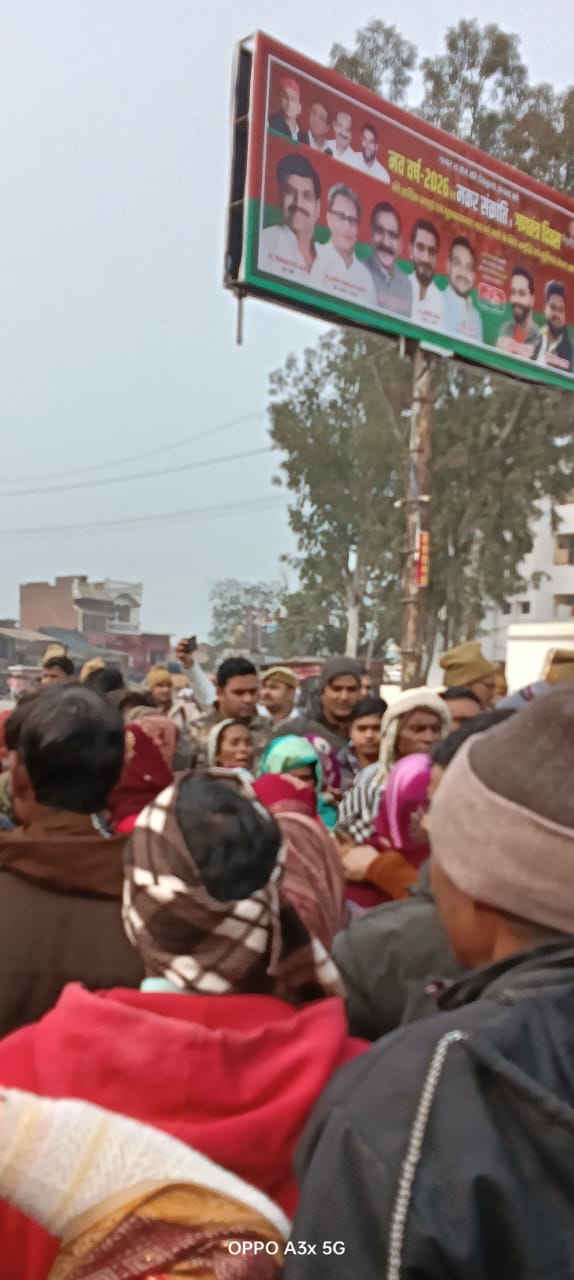 Family members carrying the body created a ruckus at the Mujariya police station; a case has been registered against five brothers.