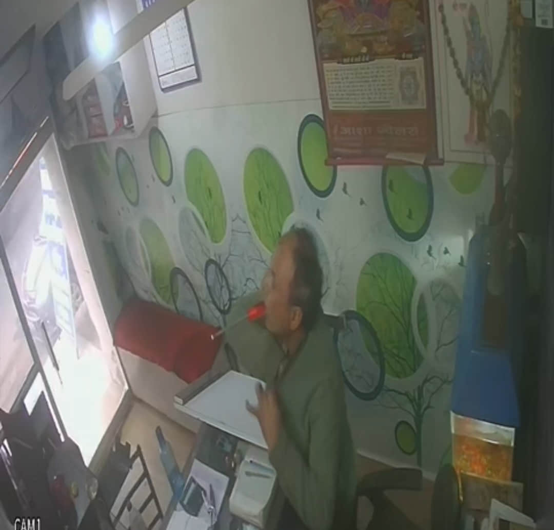 मोदीनगर। प्राइवेट इंश्योंरेंश कार्यालय में चोरी करता चोर। स्रोत: वीडियोग्रैब