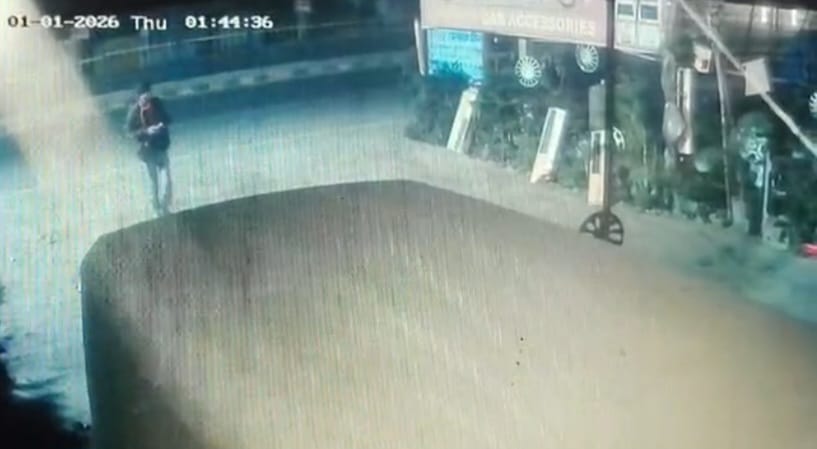 Muzaffarpur Bihar news : thief entered in temple and fled when lock was not broken incident captured in cctv
