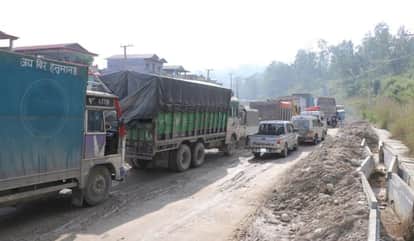 Siddharthnagar News: Queue of vehicles at the border... security agencies alert