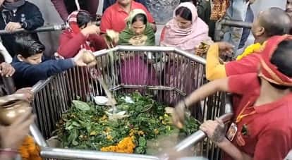 Muzaffarpur Bihar news : devotee came to worship in teample on new year celebration today