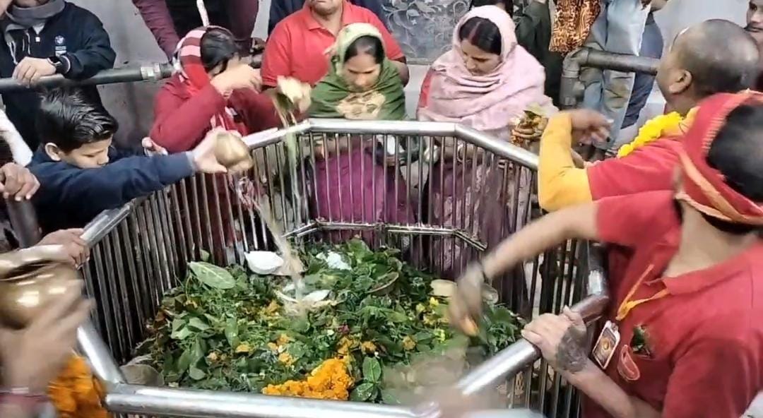 Muzaffarpur Bihar news : devotee came to worship in teample on new year celebration today