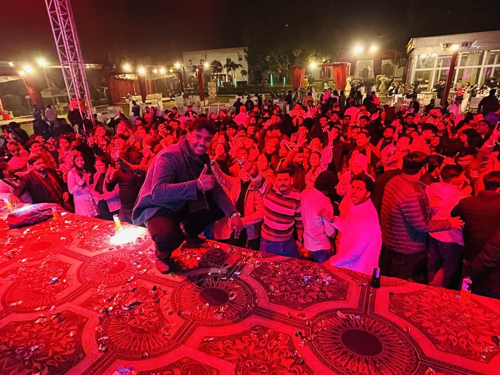 राज महल में आयोजित कार्यक्रम में जश्न मनाते युवा। संवाद