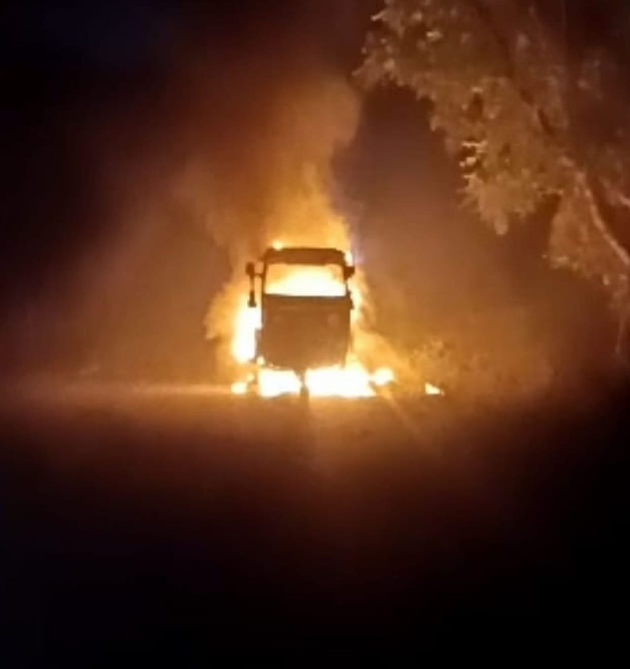 Automobile catches fire due to CNG leakage, driver narrowly escapes