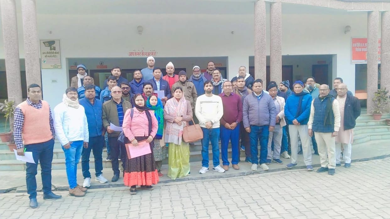Teachers protested against irregularities in the adjustment process.