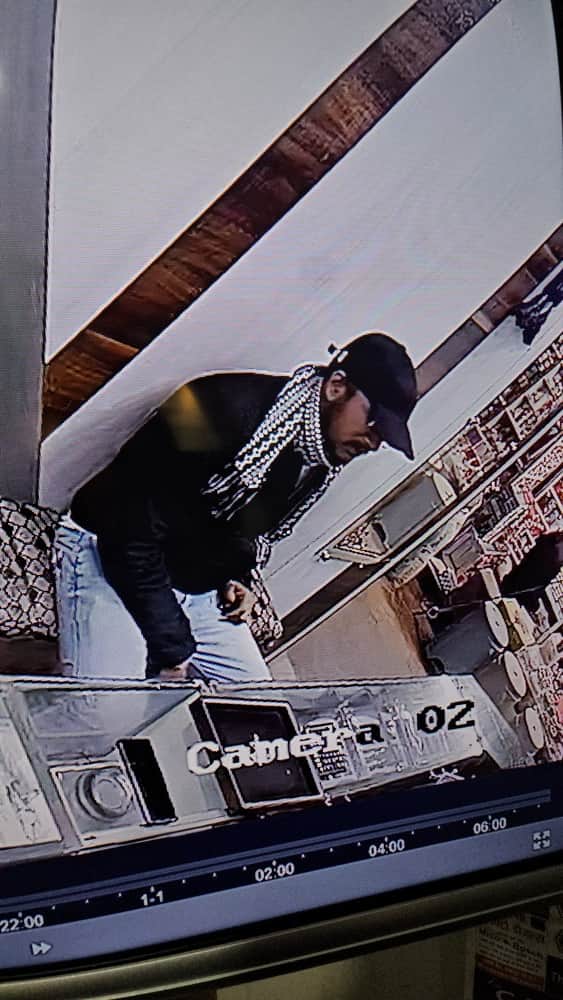 सर्राफा दुकान से चेन चोरी कर भागे आरोपी को लोगों ने नाले से पकड़ा, घटना CCTV में कैद।