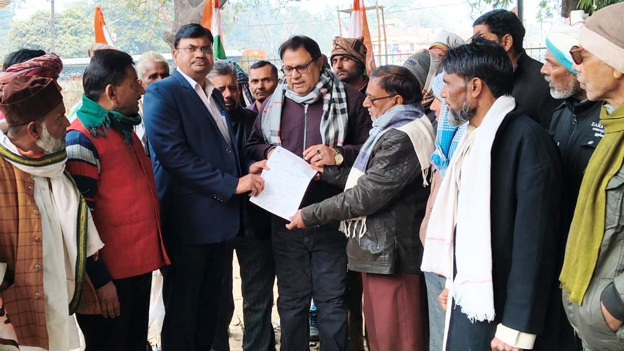 The fields are flooded with drain water; farmers have demanded a compensation of five thousand rupees per bigha from the municipality.