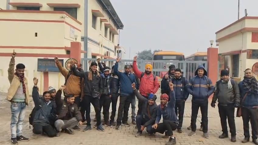Operators' strike... E-bus service remained suspended for ten hours, causing inconvenience to passengers.