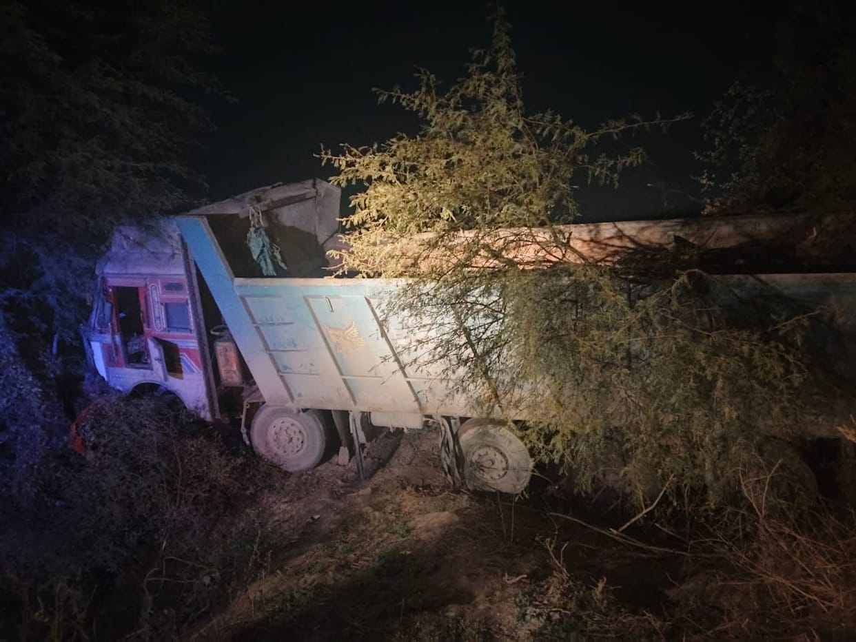 agra news sayna truck crached