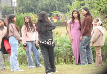 Siddharthnagar News: The district is immersed in the joy of the New Year, the colors of celebration are visible from parks to barrages