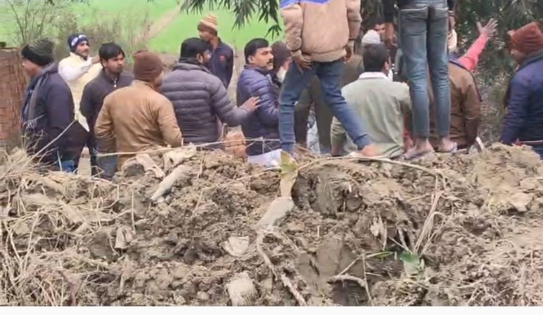 In a land dispute, a fight broke out, and women chased away the Sukrauli chairman.