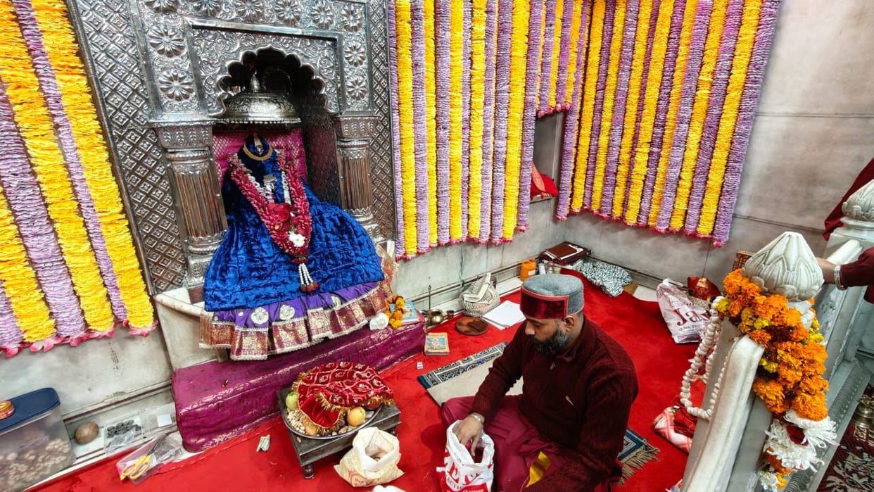Devotees started the new year by performing the aarti of Goddess Bhimeshwari.
