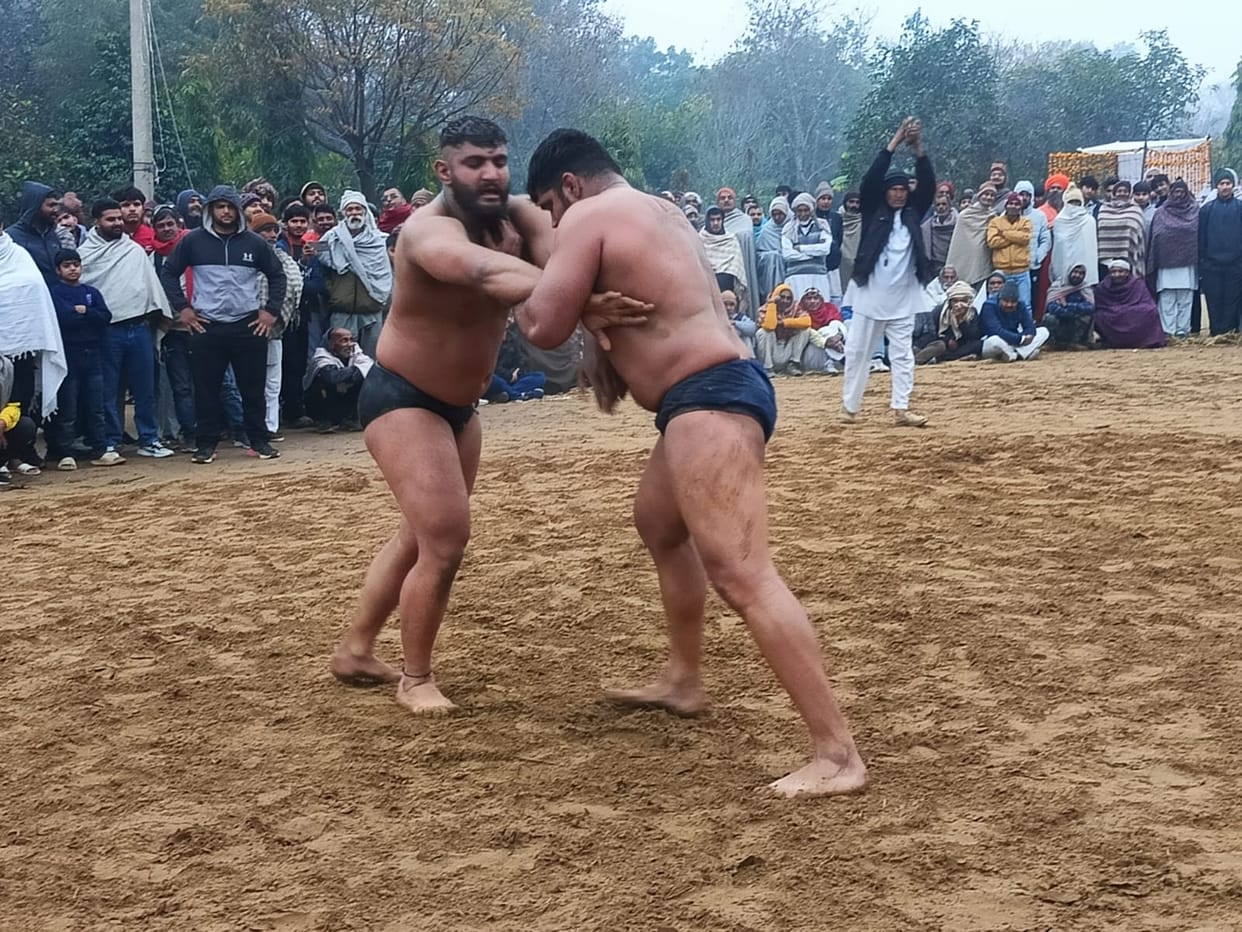 The wrestling match in the arena ended in a draw.