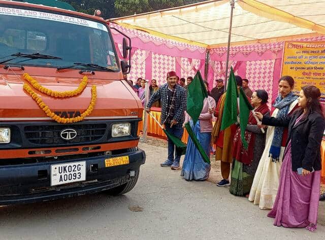 बागेश्वर के जिपं परिसर में कूड़ा एकत्रीकरण वाहनों को हरी झंडी दिखातीं जिपं अध्यक्ष, डीएम और अन्