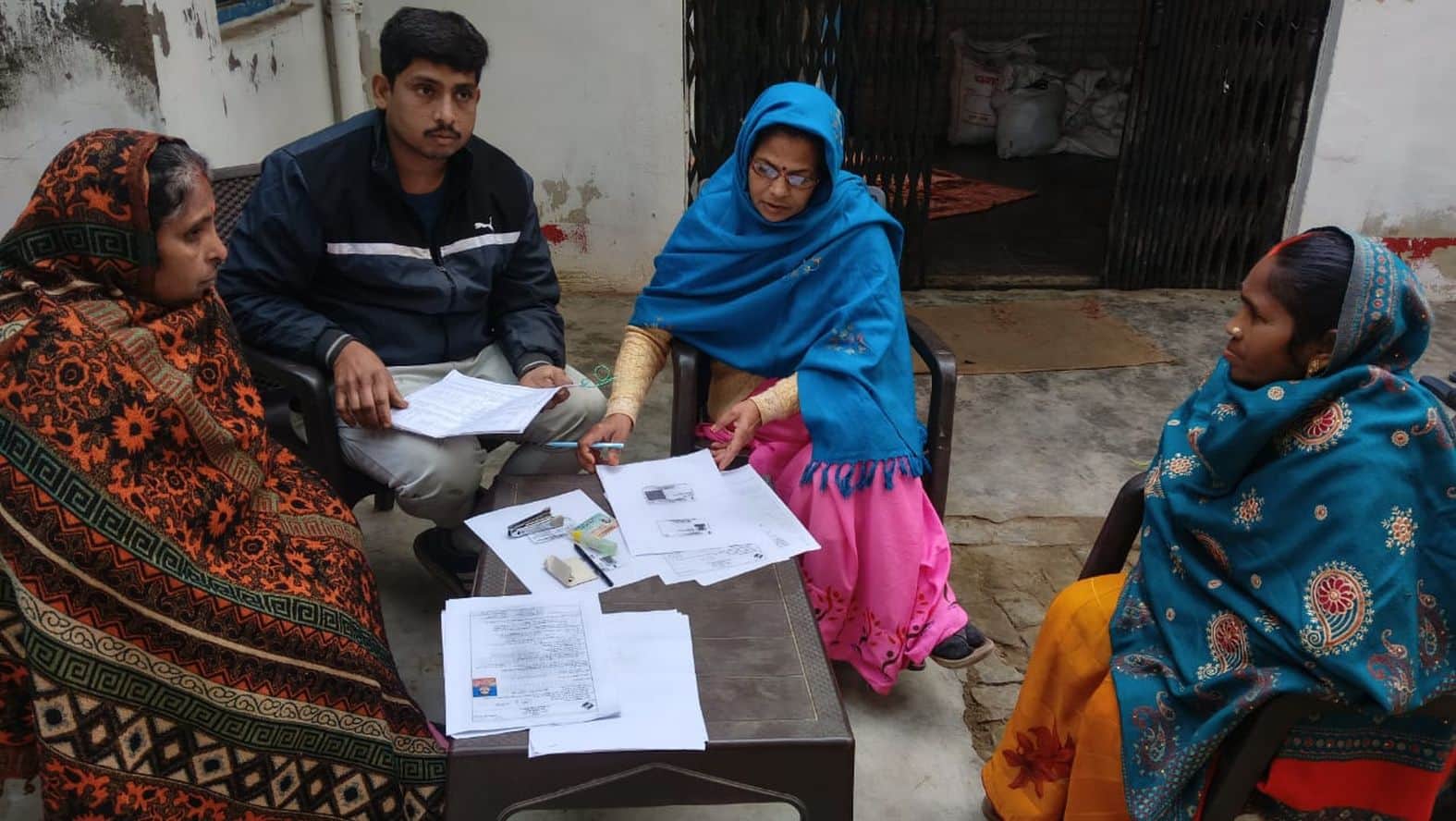 बीपी इंटर कॉलेज बूथ पर दावे-आपत्तियों को देखते बीएलओ व अन्य। संवाद