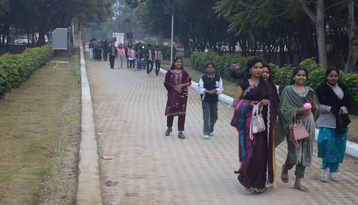 A huge crowd gathered at the Botanical Garden as soon as it opened on the first day of the new year.