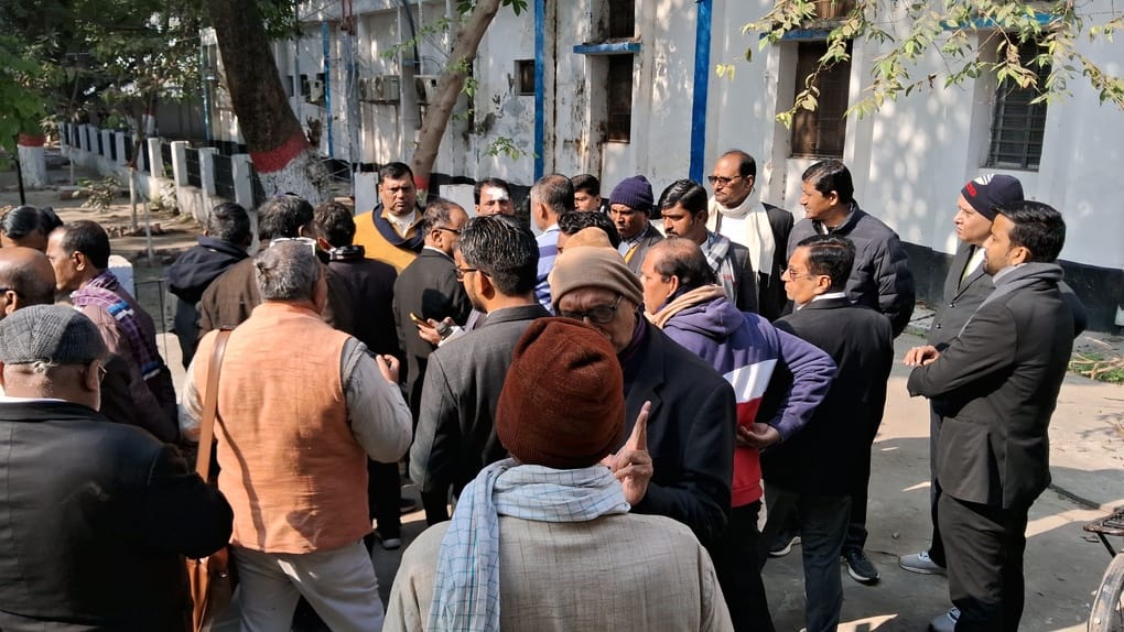 Muzaffarpur Bihar news : unkown entered the chamber of lawyer and beat up and broke his head.
