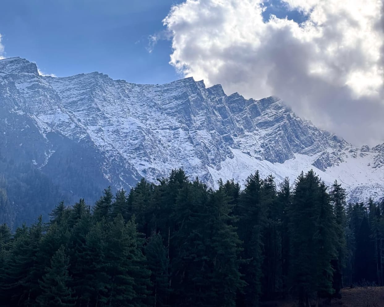 Snowfall occurred in the high peaks of Chamoli district and Kedarnath.