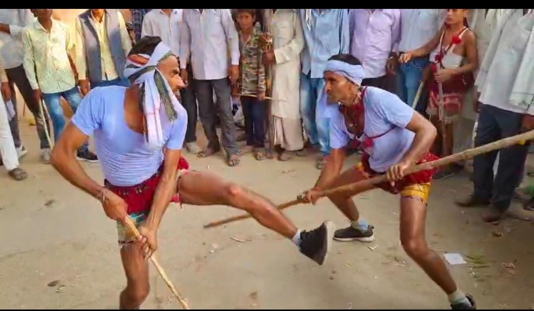 The Diwari dance is a major highlight of the Khandeh festival.