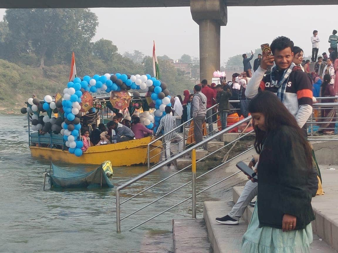 गोमती नदी पर उमड़े लोग। संवाद