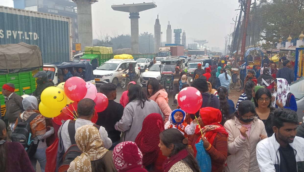 Devotees flock to the gurdwara, causing traffic jams on the highway from morning to evening.