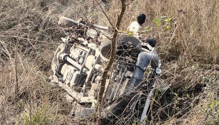 Bihar News Vaishali Scorpio car overturned in a ditch below the road accident news vaishali News