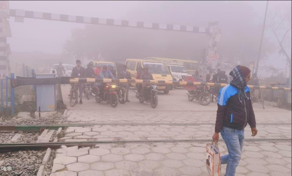 The gate closes 48 times in 24 hours, leaving people stuck in traffic jams.