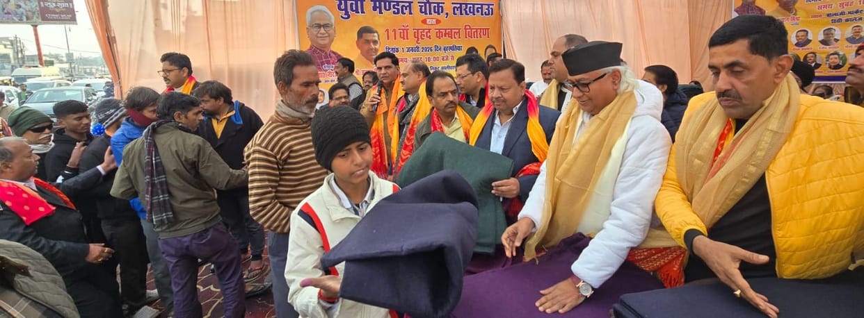 Distributed blankets and warm clothes to the needy