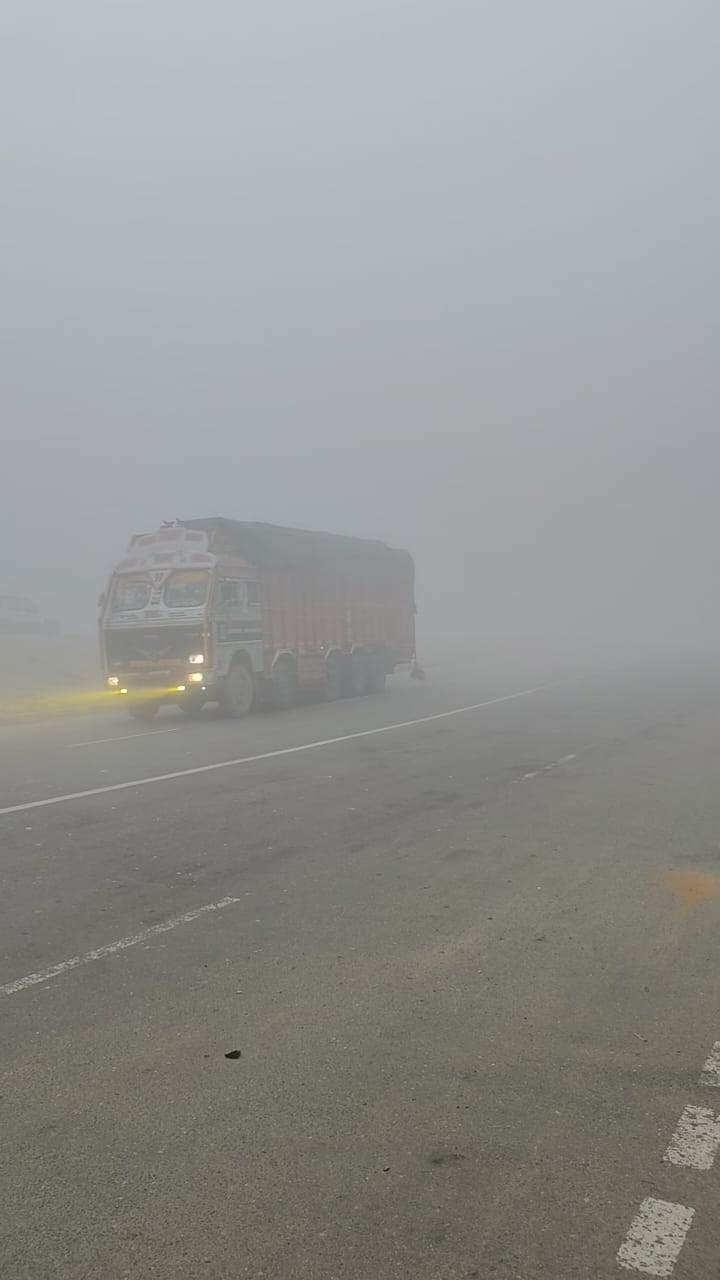 Dense fog slows down speed in Sitapur