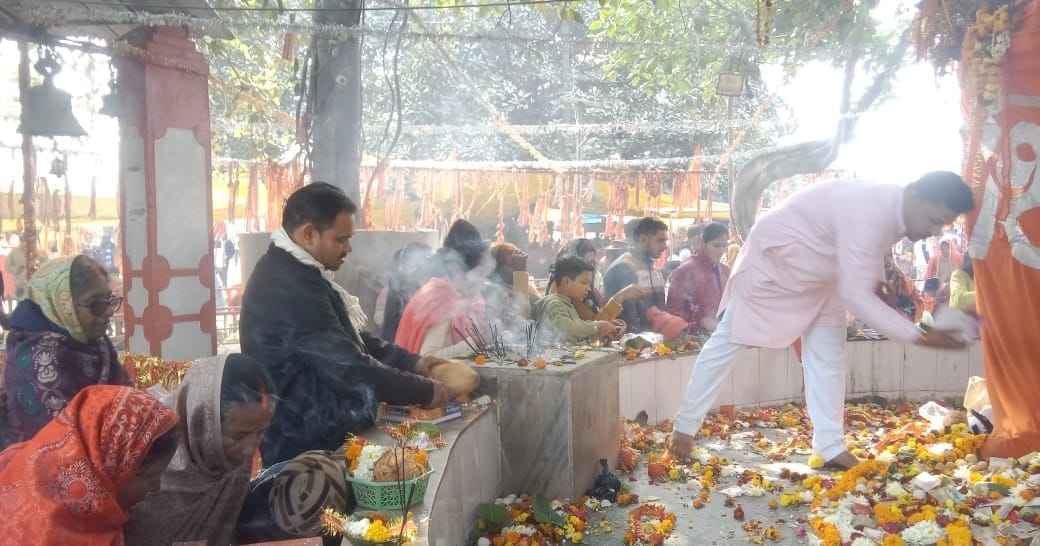 Devotees arrived to visit and worship at the weekly fair