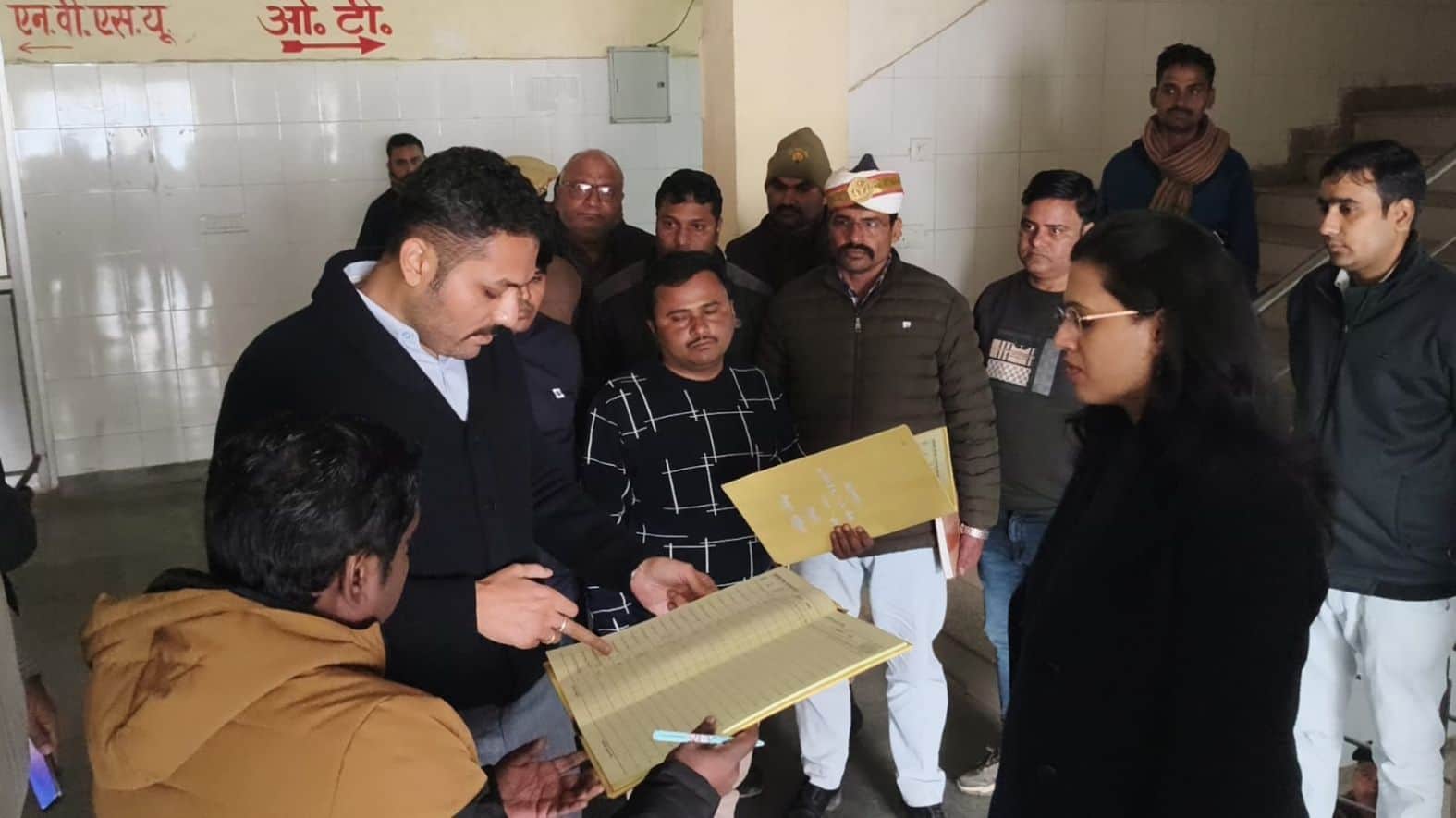 लंभुआ सीएचसी के ओटी का जायजा लेते डीएम व अन्य। स्रोत- सूचना विभाग