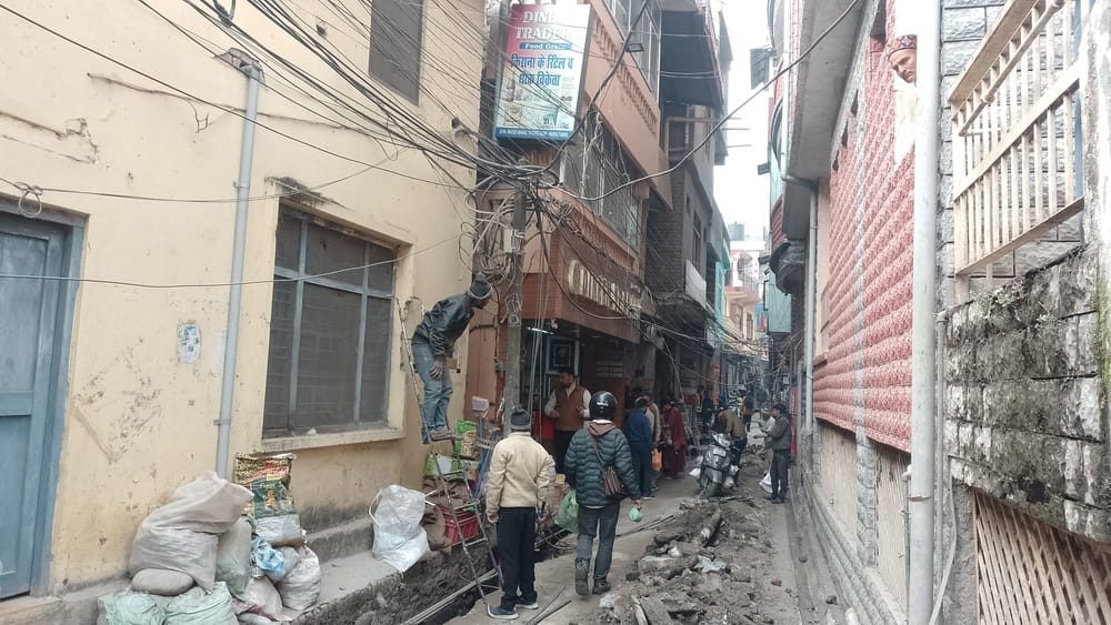 The process of removing the wire mesh from Mandi city has started.
