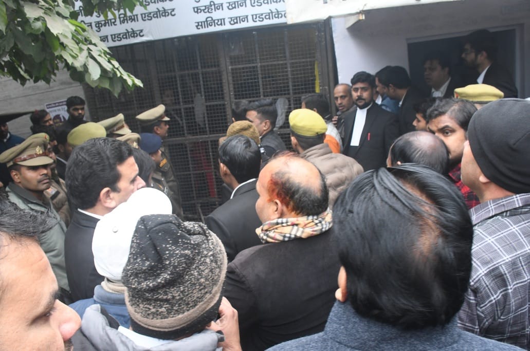 There was a day-long uproar over occupying land in the court and building a chamber.
