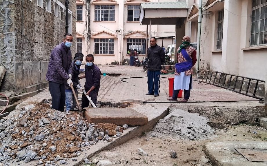 Cleaning workers picked up pickaxes and shovels to restore underground sewerage chambers.