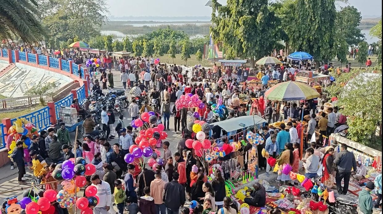 Tourists gathered at Katarnia Ghat and Ghaghra Barrage on New Year