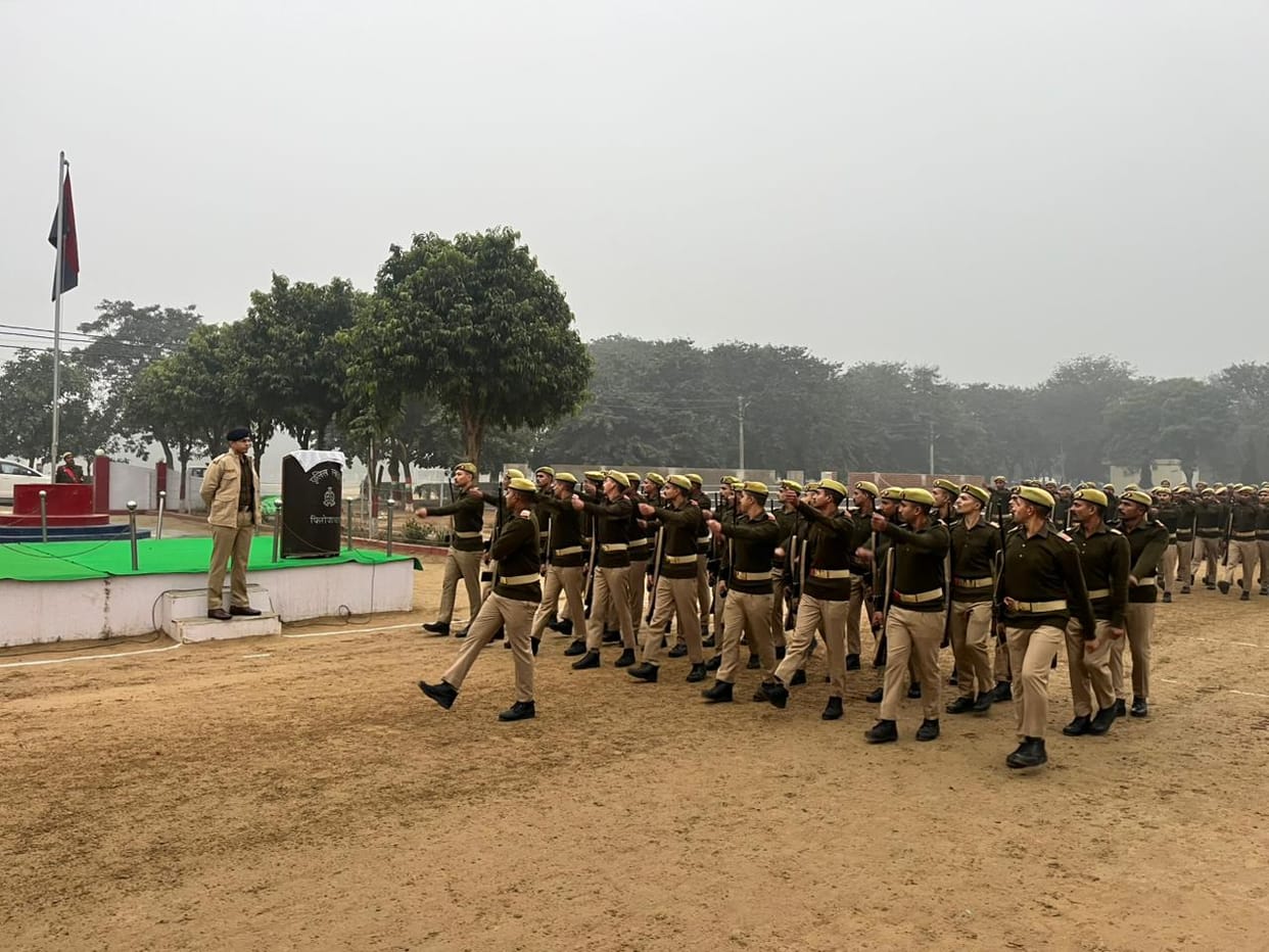 Parade held in police line, policemen ran