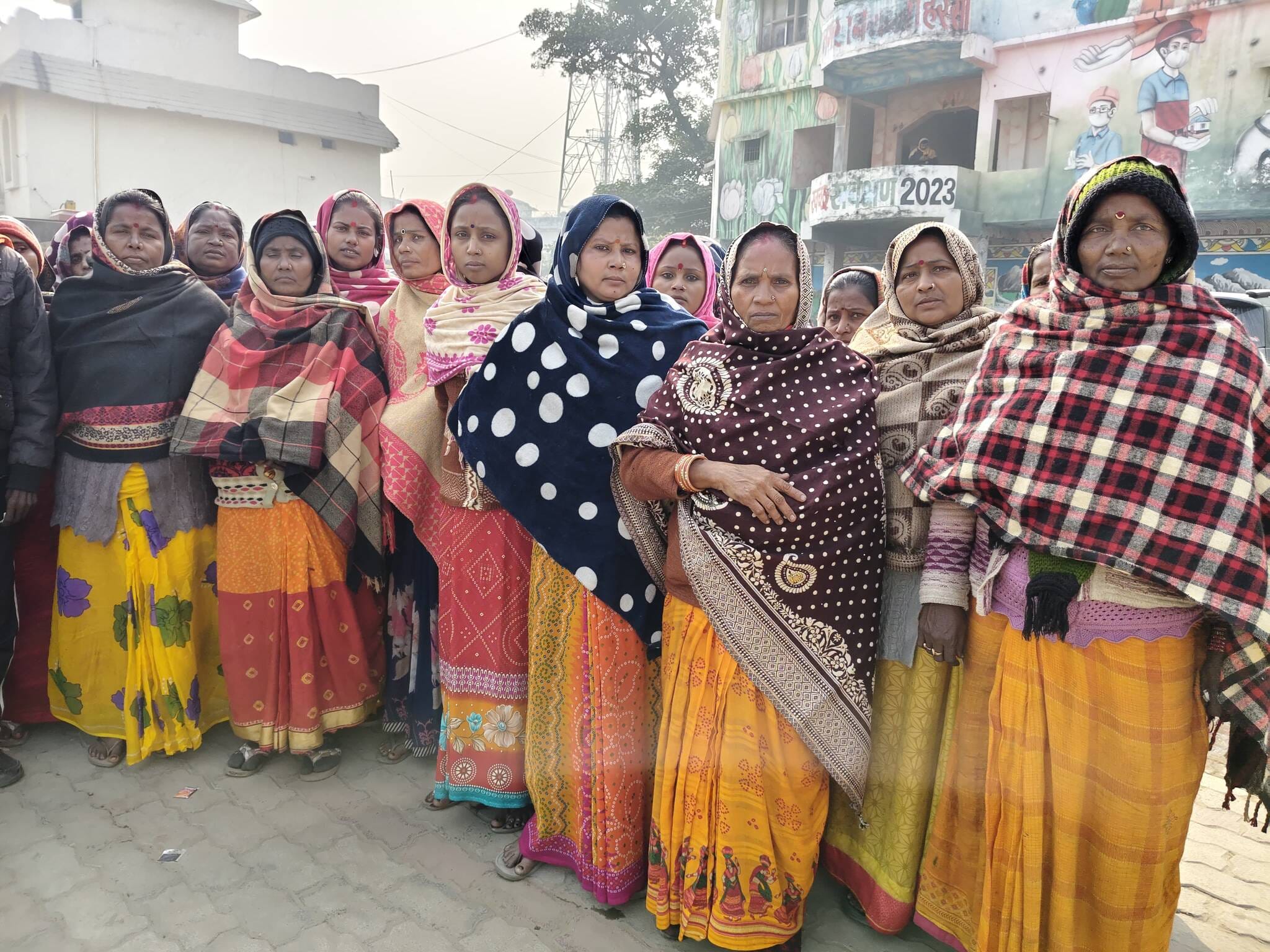 प्रदर्शन करते कर्मी