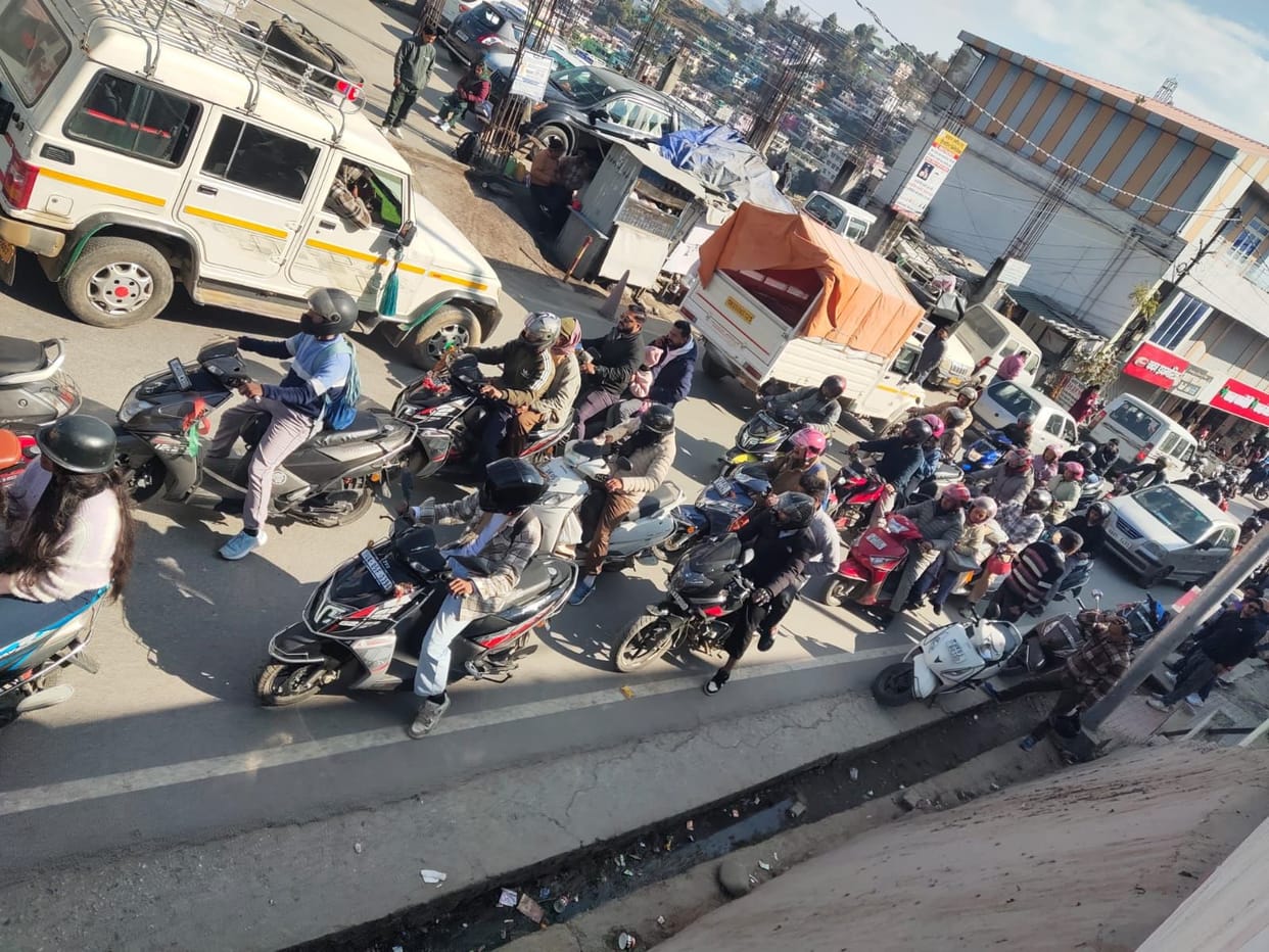 Traffic jams engulf the roads of Pithoragarh city, claims of strengthening the traffic system are baseless.