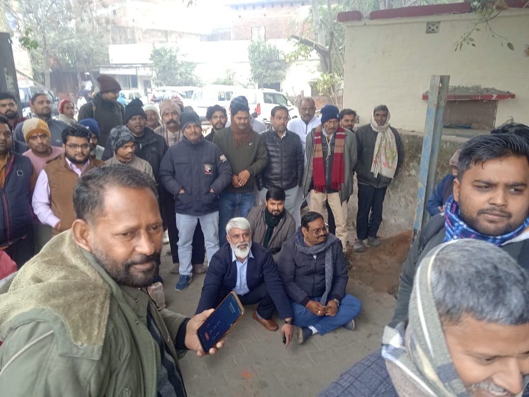 Protest held in front of the railway team that arrived to close the road.