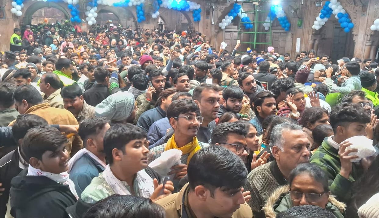 Massive Crowd of Devotees Flocks to Banke Bihari Temple in Vrindavan on Weekend