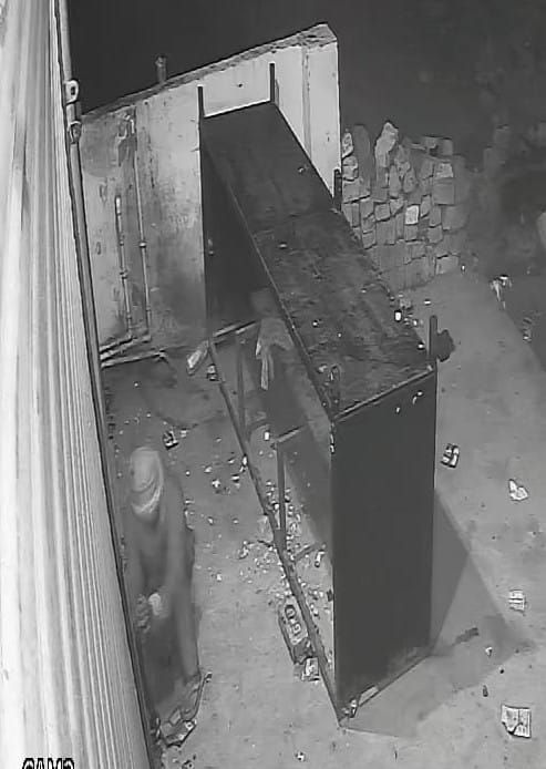 Thieves broke the locks of a liquor store on a Smart City road and stole Rs. 32,000.