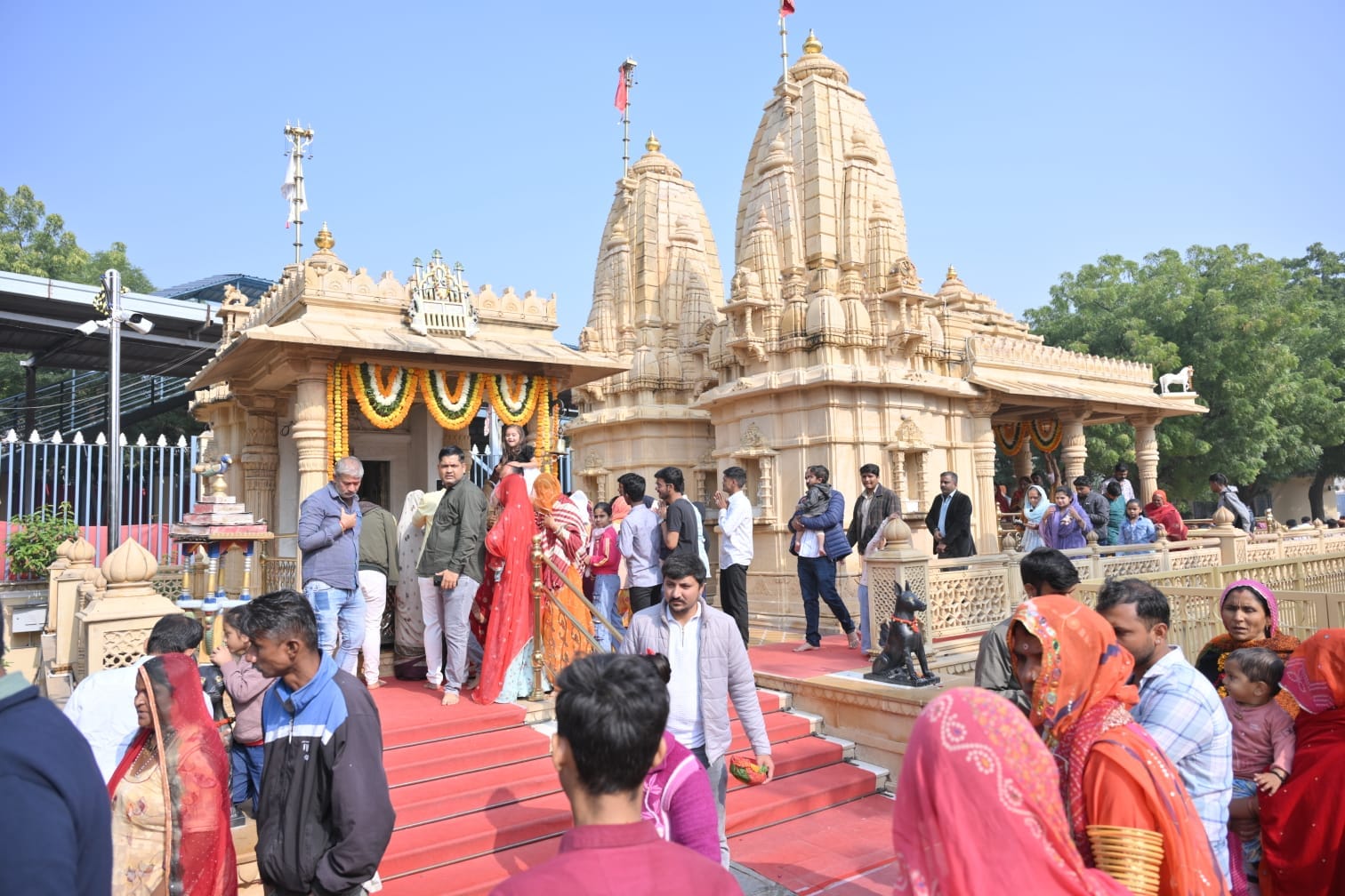 श्रद्धालुओं ने किए दर्शन