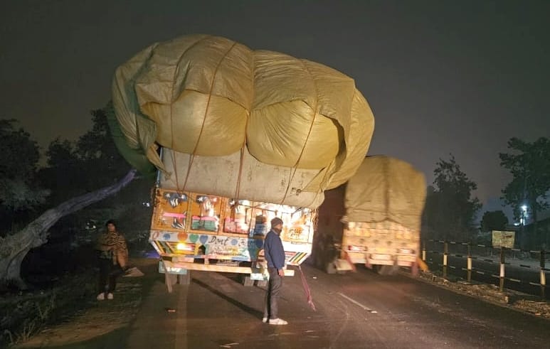 A traffic jam was caused by a truck loaded with chaff being parked on the highway.