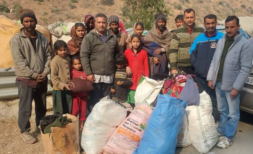 The Panchayat distributed warm clothes to migrant and poor laborers