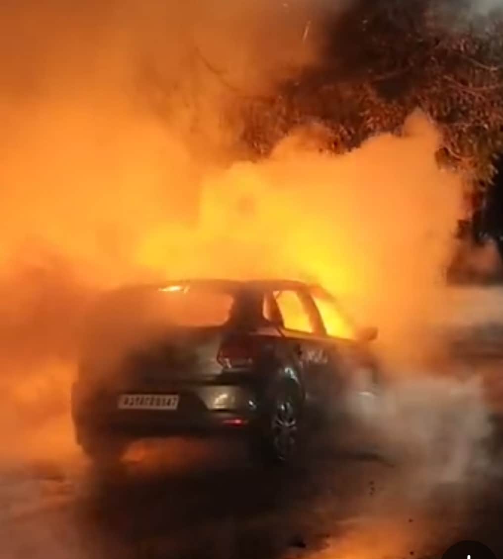 उदयपुर में चलती कार में लगी आग, ड्राइवर ने कूदकर बचाई जान, फतहपुरा पुलिया पर लगा जाम