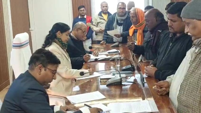 Bihar News Vaishali DM held a public court and listened to the problems of the people vaishali News