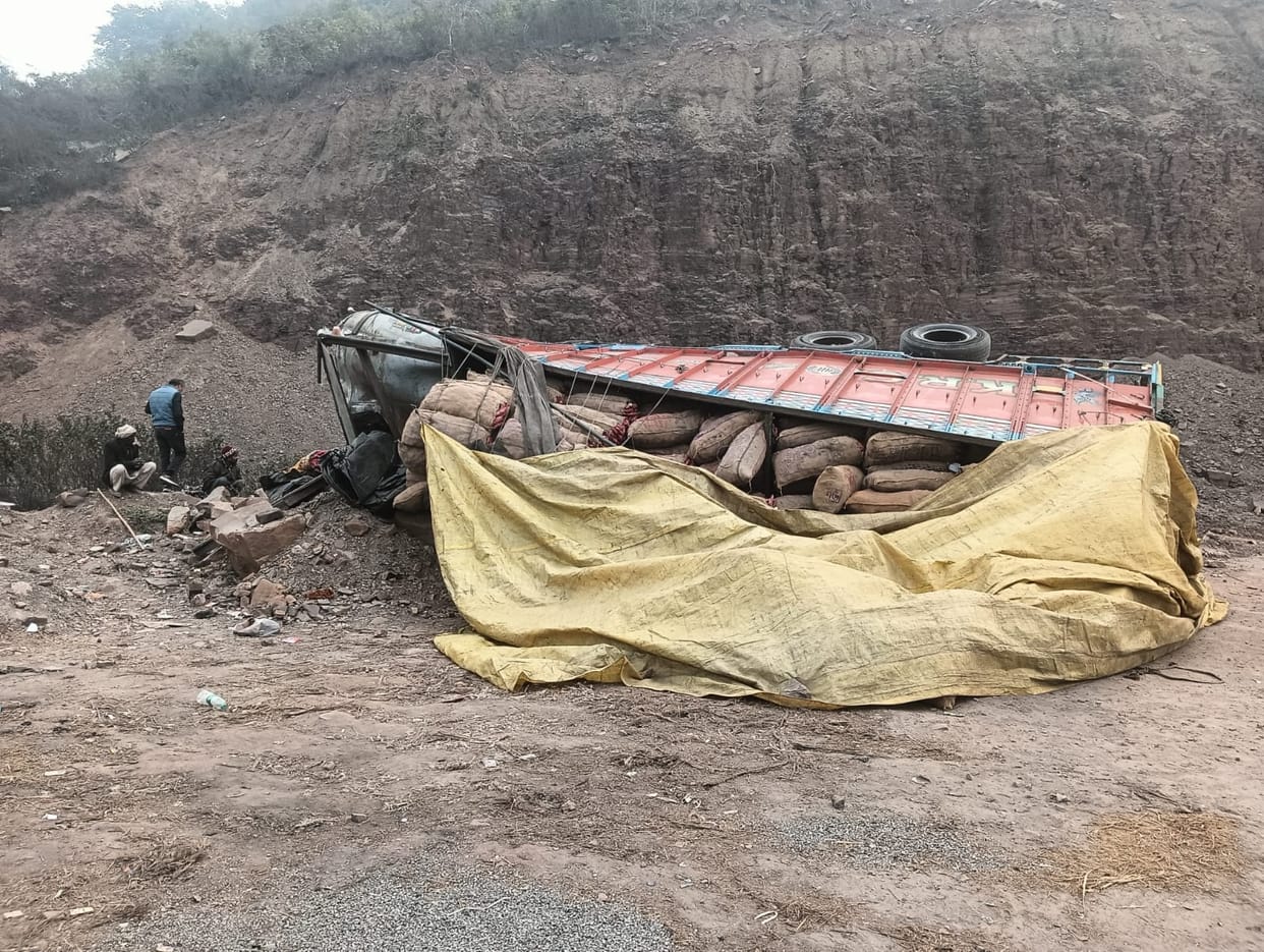 Truck overturns while trying to save a car, driver safe, helper injured