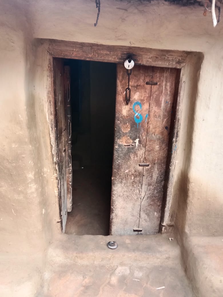 Thieves targeted three houses in Champaha Bazaar, making away with cash and jewellery worth lakhs.