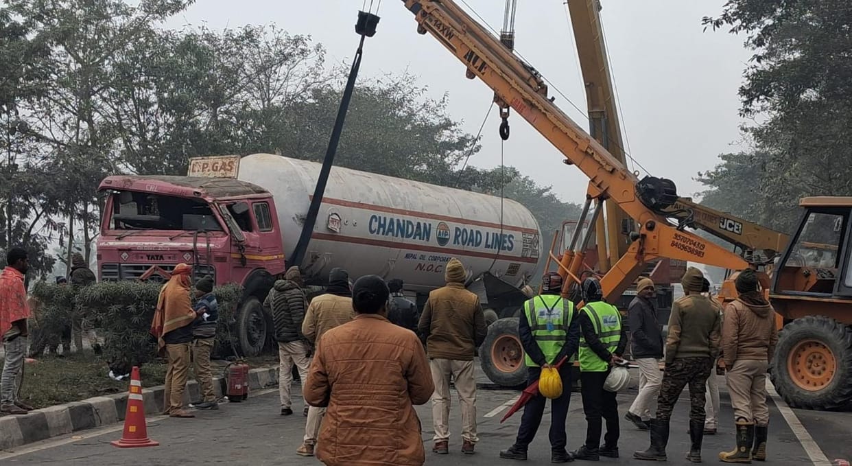 Muzaffarpur Bihar news : lpg gas tainker divert today at nh 27 big panic after gas leak